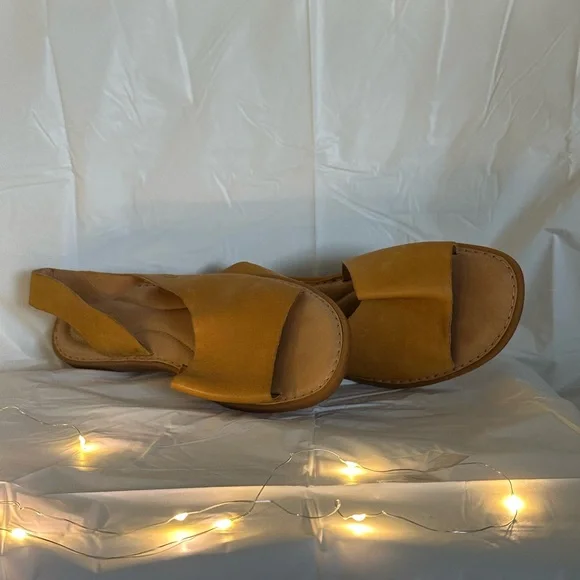 Women's 8M-Born Leather Marigold Slingback Sandals - Picture 5 of 7